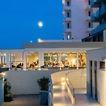 فندق Nautilus Family 4*